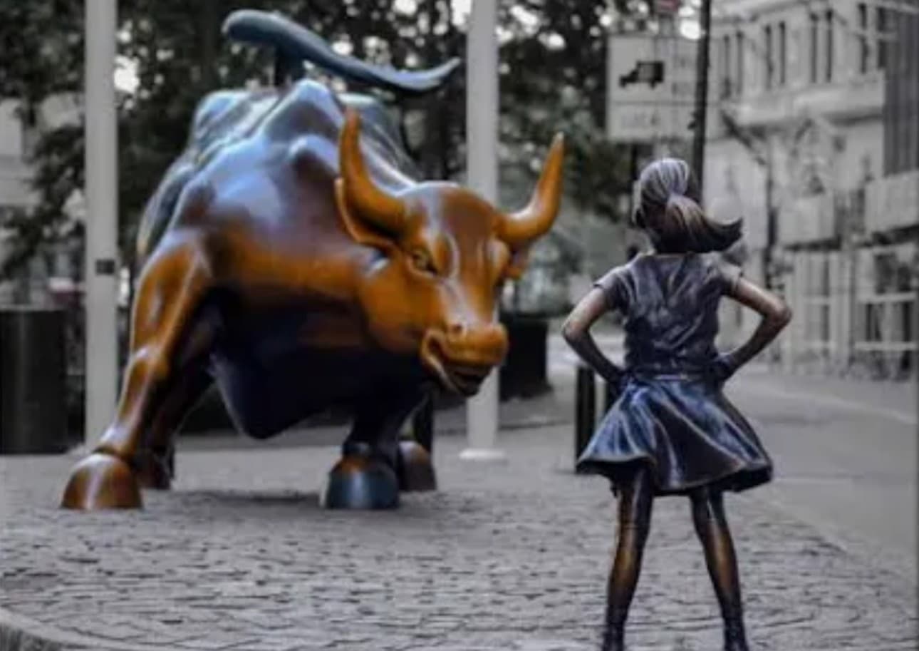 The Fearless Girl statue facing the Charging Bull on Wall Street